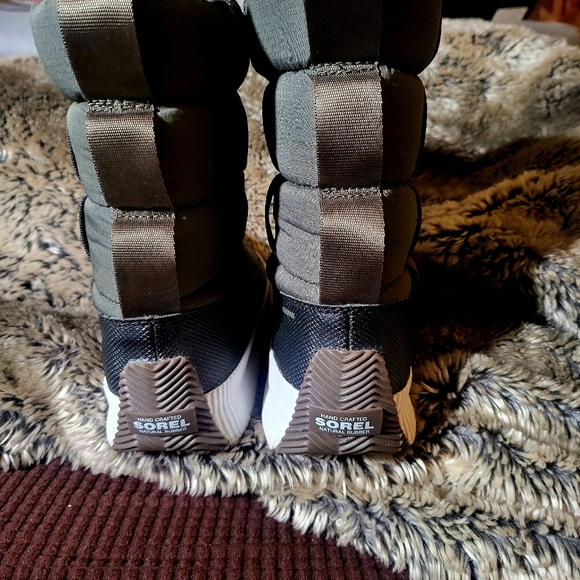 Womans Sorel Waterproof Boots - Picture 2 of 4